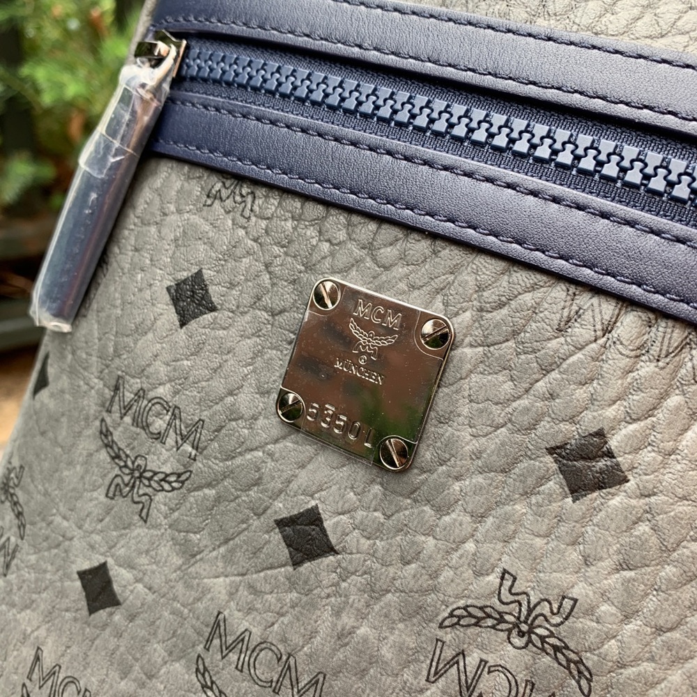 SOLD⛔️(UNISEX) Auth. MCM viseto Logo diamond zip Crosb - Picture 9 of 15